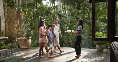 Family greeted with welcome drinks after deciding that all-inclusives are worth it