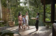 Family greeted with welcome drinks after deciding that all-inclusives are worth it